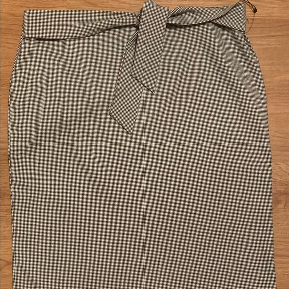 Chic Houndstooth Pencil Skirt with Belt - Picture 1 of 5